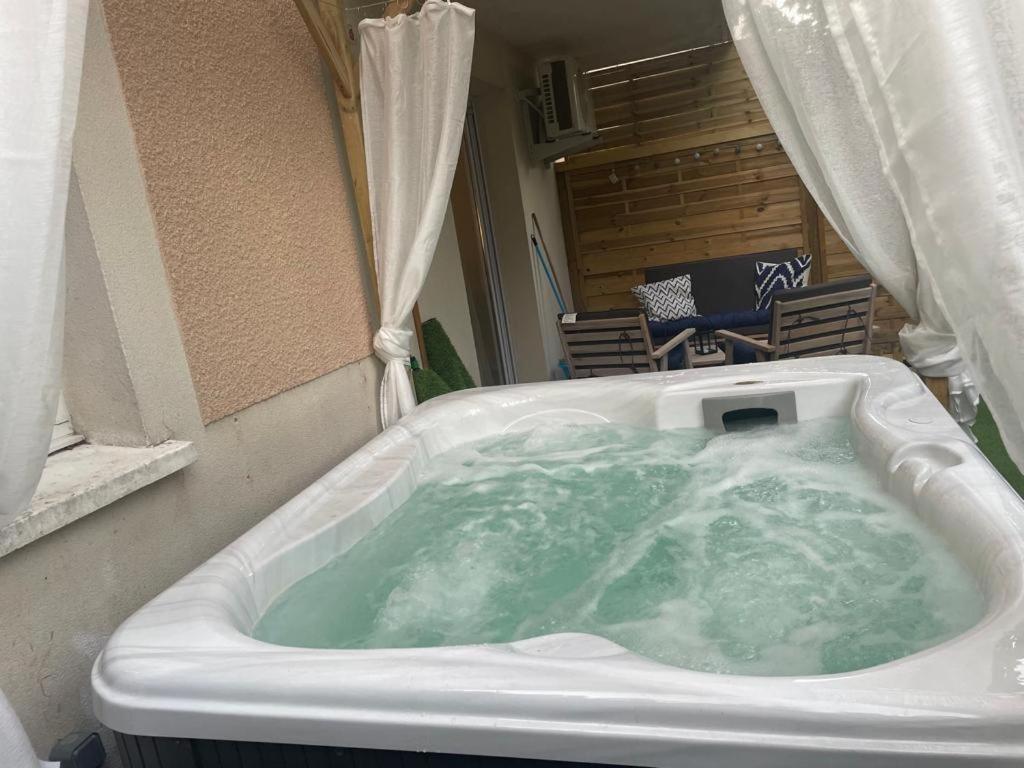 Suite Cosy&Jacuzzi Cenon Bagian luar foto
